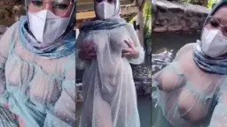 Jilboobs Basah Kuyup, Baju Tipisnya Transparan Saat Berendam