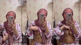 Meliarkan Dada Di Balik Hijab, Menggoda Di Depan Cermin