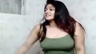 Video Panas Gadis Desi India Montok Memamerkan Tubuh Telanjang Basahnya