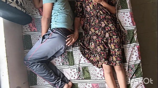 Desi Bhabhi Shivani Menggoda Devar Yang Tertidur Lalu Naiki Dia Dengan Pose Amazon Yang Panas.