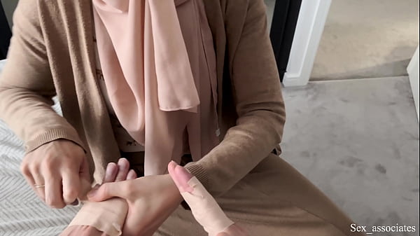 Ibu Tiri Arab Bantu Anak Laki-laki Dengan Tangan Patah