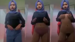 Gadis Muda Berhijab Tampilkan Tubuh Seksi
