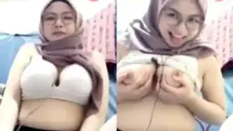 Jilbab Seksi Pakai Kacamata Pamer Payudara Montok