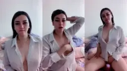 Rosalinda Menggoda Dengan Kemeja Putih Yang Menggairahkan