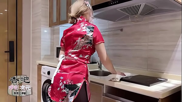 中华娘cos太骚了，直接让我硬到不行，冲上去干一炮再说