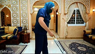Ngencengin Pembantu Rumah Tangga Berhijab, Disuruh Isep Kontol Majikan Sampe Cum-nya Ditelan.