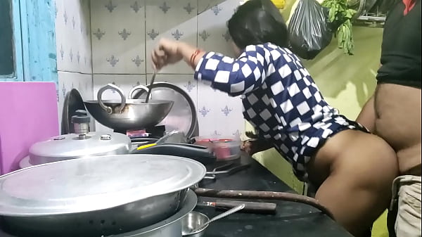 गाँव से आई नादान नौकरानी का मालिक ने लिया मजा, उसकी बेखबरी का फायदा उठाकर चोद डाला