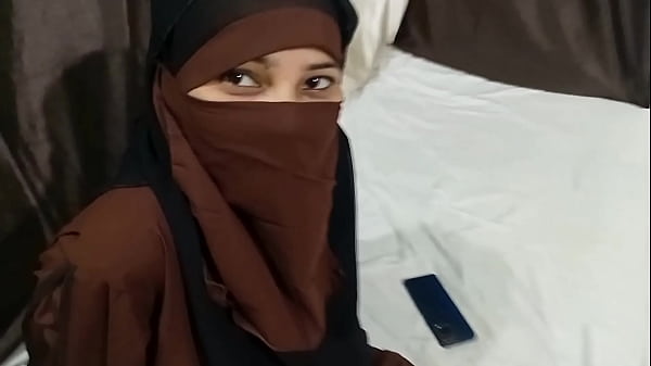 মুসলিম দিদি নিজের সৎ ভাইয়ের সাথে বিছানায় হিজাব খুলে গরম চুদাই করলো