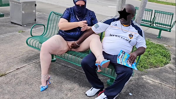 Muslim Milf Berhijab Biarkan Pria Asal Di Halte Bus Muncrat Dua Kali Di Bibir Tebal Memeknya (luar Ruangan Publik) Bbw Ssbbw