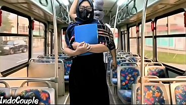 Istri Muslim Pulang Kampus Naik Bus, Orang Asing Langsung Ngewe Dia Di Atas Jilbab.