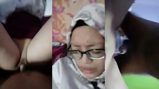 Hijab Kacamata Goyang Ranjang Bareng Temen Sendiri