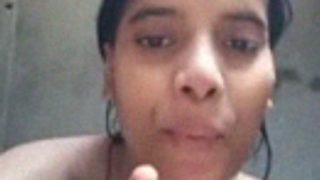 Video Mandi Telanjang Seorang Gadis Desa Yang Seksi, Pose Seksi Di Depan Kamera.