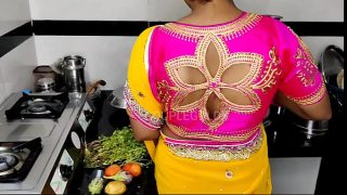 Saat Di Dapur, Mertua Lagi Digenjot Adik Ipar, Soalnya Ibu Mertua Lagi Ke Pasar.