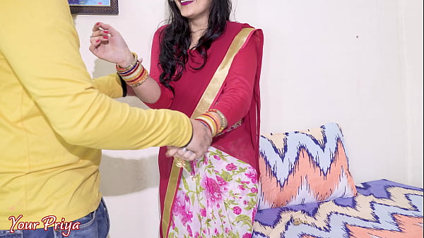 Desi Bhabhi Dikh Rahi Hai, Dal Diya Andar Tak, Chudai Ka Maza Le Rahi Hai.