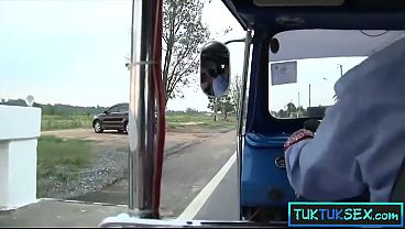 Ibu-ibu Thailand Jalanan Digaruk Abang-abang, Langsung Digebukin Di Mobil.