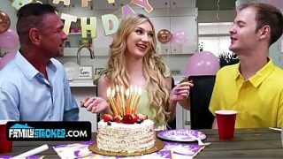 Anak Tiri Mungil Dengan Tetek Alami, Daisy Lavoy, Menggoda Dan Naik Ke Atas Kontol Bapak Tirinya.