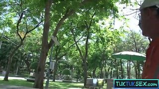 Gadis Thai Mungil Digebuk Habis-habisan Di Dalam Tuk Tuk Setelah Dijemput.