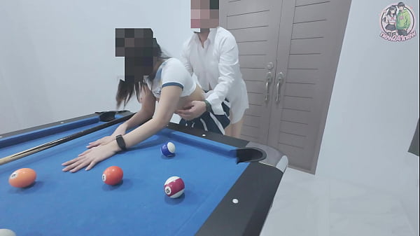 Cewek Thailand Naik Ke Meja Biliar… Lalu Digocoh Keras Sampai Meringis!