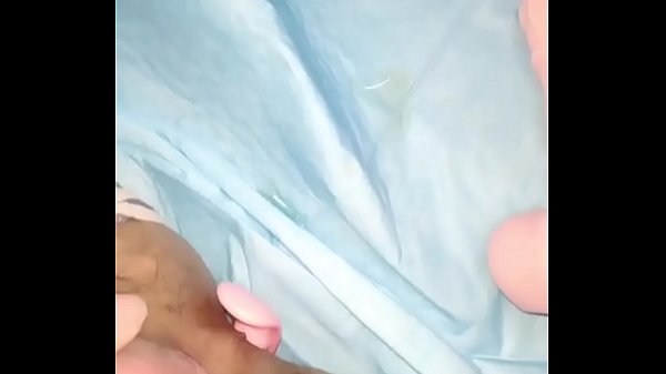 Cewek Cina Mainin Memek Sampe Muncrat, Lubangnya Penuh Semua