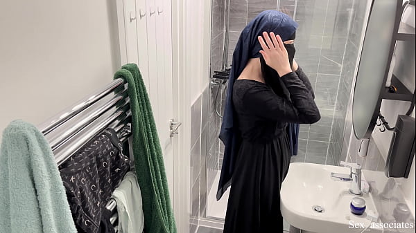 Astaga! Gak Nyangka Cewek Arab Bisa Kayak Gitu. Aku Lihat Langsung Cewek Arab Berhijab Lagi Colmek Di Kamar Mandi.