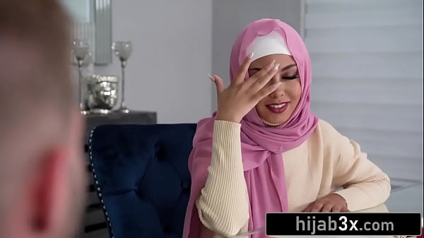 Sempitnya Cewek Berhijab, Ngebut Sambil Tetep Jilbab Nempel.