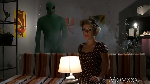Mama Rumah Tangga Kesepian Dirogoh Dalam-dalam Sama Alien Pas Malem Halloween.
