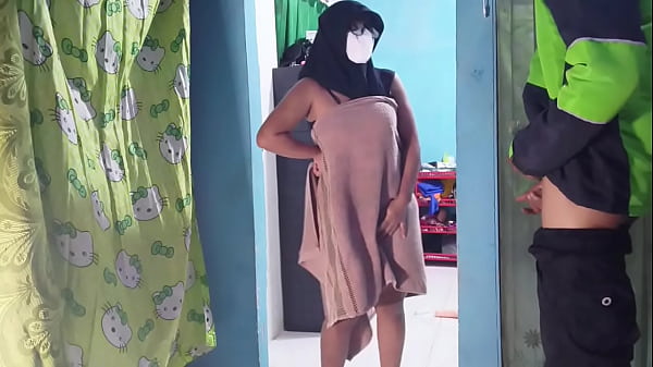 Kena Basah Sama Ojol Pas Lagi Colmek, Makanan Sampe Dingin.