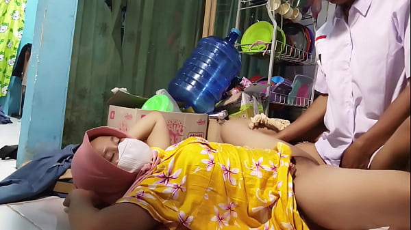 Ajak Ngentot Ibu Tiri Pas Siap-siap Berangkat Sekolah, Bikin Ngaceng Pagi-pagi.