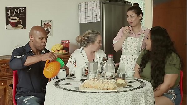 Rumah Mesum – Suami Dikandungin, Ibu Genit, Pembantu Ngebor Semua Orang | Emme White, Alessandra Maia, Agatha Ludovino, Capoeira