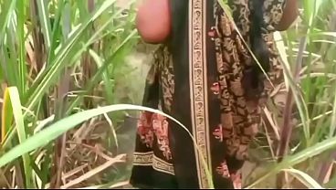 Ibu Dan Anak Tiri Ngewe Di Luar Rumah Desa, Liar Dan Basah Kuyup.