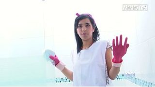 Pembantu Hotel Pake Sarung Tangan Karet, Bungkukin Badan Sambil Ngelap Pancuran, Bikin Nafas Sesak.