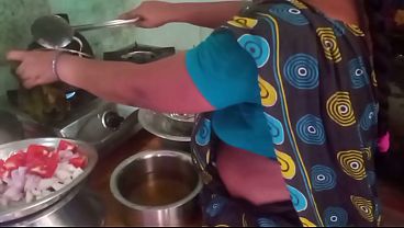 Bini Orang Di Dapur Lagi Masak, Sambil Main-main Sama Selingkuhan.
