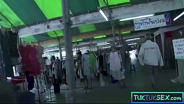 Dua Bule Ngegas Jemput Cewek Thai Mungil Berdaging, Lidahnya Udah Ditindik Siap Digoyang.