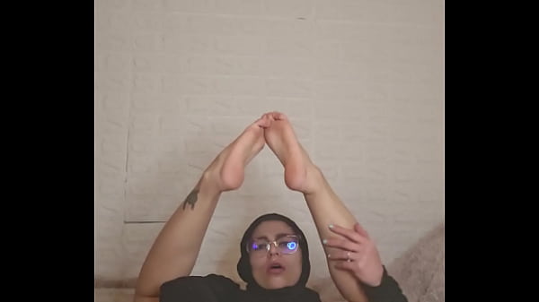 Ibu Rumah Tangga Arab Mia Pamer Kaki Pakai Niqab, Bikin Ngilu Dan Panas.