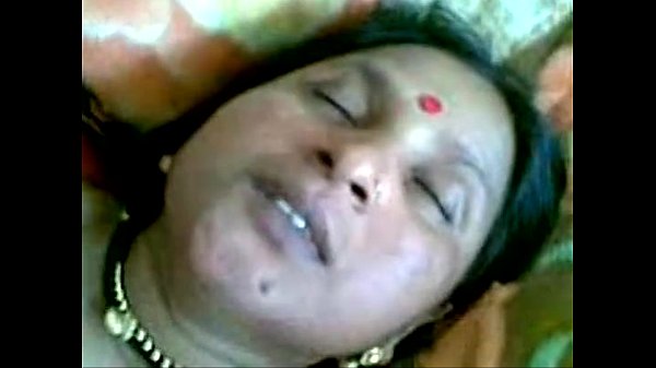 Ibu-ibu Desa India Digebrak Suami Sendiri Di Rumah, Sampai Meraung-raung.