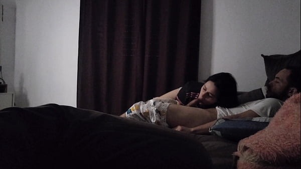 Tia Gata Sengaja Atur Posisi Biar Bisa Berbagi Sofa Sama Keponakan, Sambil Saling Merapat Erat.