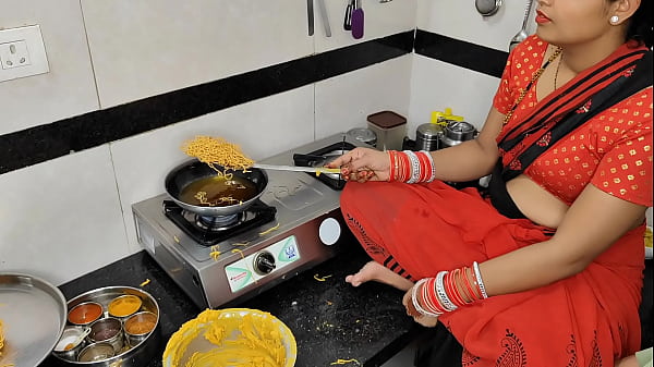 कोमल दिवाली पर नमकीन बना रही थी, देवर ने भाभी को गर्मागर्म ले लिया