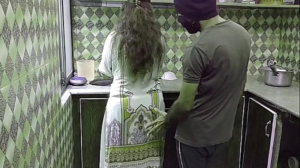 Bhabhi Sibuk Masak Di Dapur, Tiba-tiba Digenjot Dari Belakang, Suara Desahan Basah Bikin Makin Panas