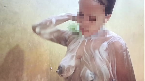 Lihatin Aku Mandi Dong, Bikin Kamu Makin Pengen.