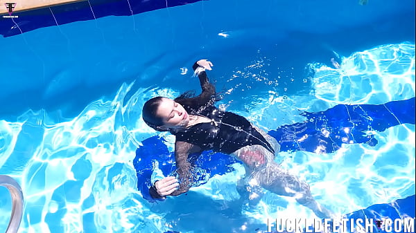 Jessica Bunny Main Di Kolam Renang, Pamer Tubuh Basah Kuyup Bikin Ngiler.