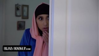 Penuh Penasaran, Gadis Cantik Berhijab Dengan Bokong Sempurna Digebukin Memek Rapatnya Sama Instruktur Horny.