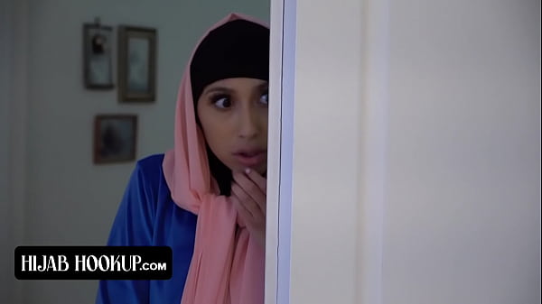 Penuh Penasaran, Gadis Cantik Berhijab Dengan Bokong Sempurna Digebukin Memek Rapatnya Sama Instruktur Horny.