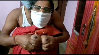 Bibir Desi Aunty Diganjel Kontol Gede, Crot Di Dalem.