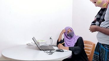 Bos Bankir Hijab Montok Digebukin Petani Desa, Crot Di Dalem, Desi Chudai Panas