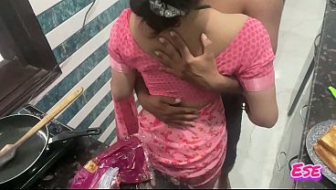 Desi Bhabhi Lagi Masak Di Dapur, Tiba-tiba Digebukin Dari Belakang, Makin Liar Rasanya.