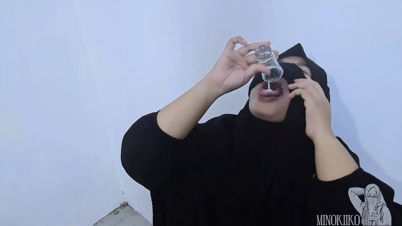 Hijab Girl With Niqab Drink A Fresh Cum From A Stranger In Waiting Room – Minokiiko