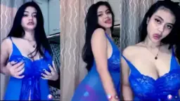 Joice Pake Lingerie Biru Goyang Bikin Crot