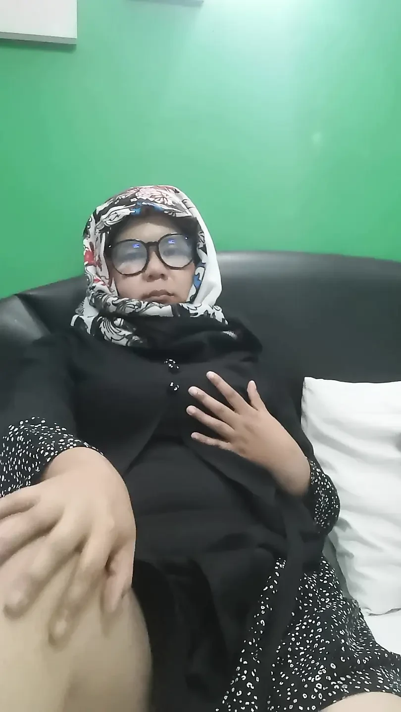 Play Girl With Big Butt On Her Bed
