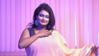 Tonton Video Bugil Sucharita Pake Saree, Nge-strip Panas Banget!