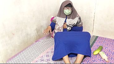 Cewek Hijab Indonesia Sibuk Mainin Diri Sendiri Sampai Basah Kuyup.